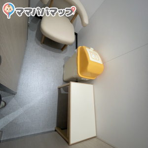 ベビールームとして案内されました。授乳スペースが女子トイレの中にあるタイプです。おむつ替え台はどこか管理者に尋ねたところ、この授乳スペース内にあるサイドテーブルがおむつ替え台ですとの返答でした。