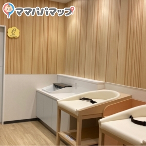 鍵のかかる授乳室あり。おむつ替は男性でもOK。