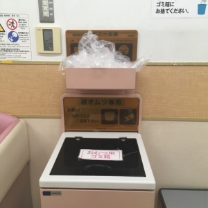 おむつ用ゴミ箱。ビニールに入れて捨ててくださいとの事です。