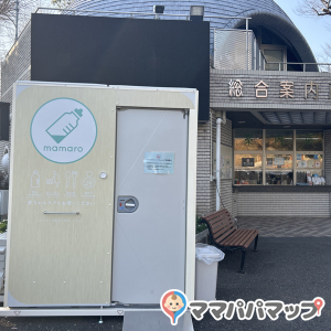 出入口近くにあります。中も綺麗でエアコンもついていて快適です。