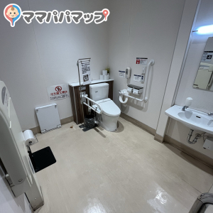 ダイエー小金井店　イオンフードスタイルの授乳室・おむつ替え台の写真(1枚目)