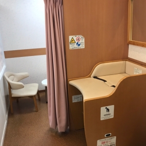 オムツ台1つ。オムツを捨てるゴミ箱もあり。授乳室は1つですが、2人用1人用のソファと小さなテーブルがあります。