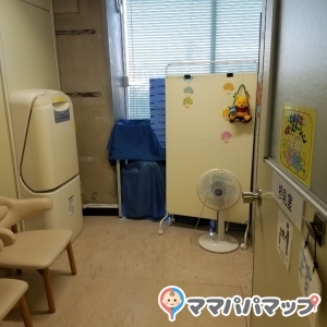 扇風機も置いてありました。パーテーションの裏は通路になっていて物置きになっていました