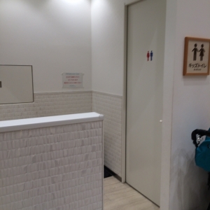 キッズトイレありです！大人用もあるのですがなぜか鍵がないので注意…